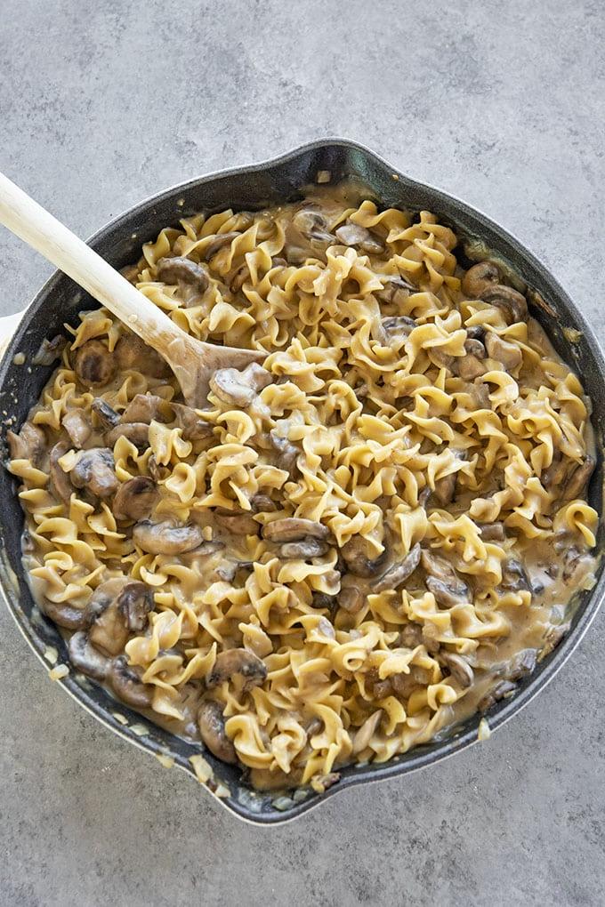 Stroganoff ai funghi con pasta in padella, cucinato in un'unica pentola