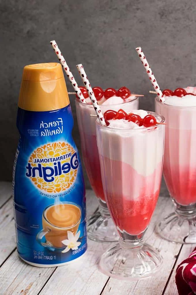 Cocktail Float Ciliegia e Vaniglia con gelato e creamer alla vaniglia francese