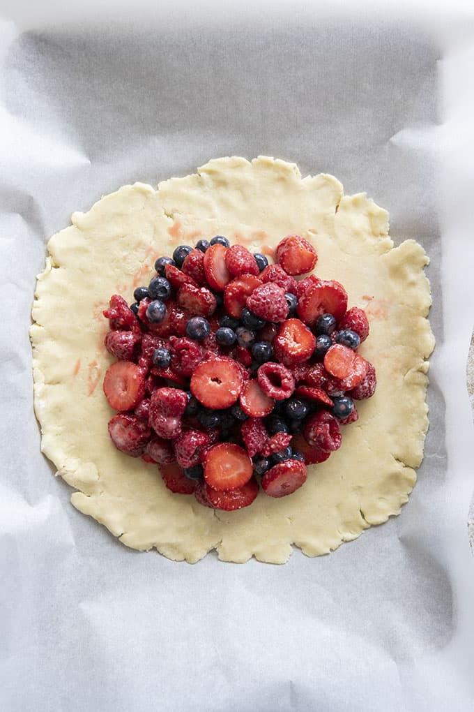 Galette con la crosta piegata e ripieno di frutta visibile