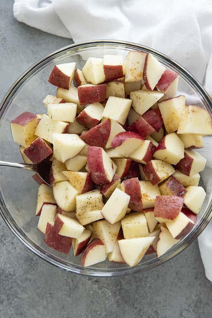 Patate a cubetti in una ciotola