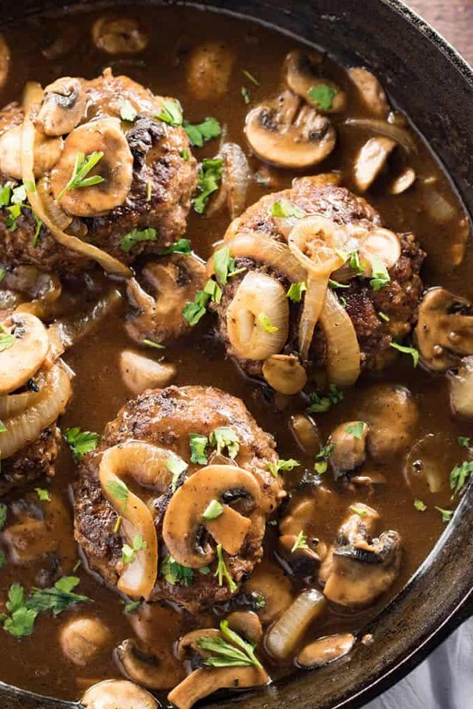 Come preparare bistecche tritate con sugo