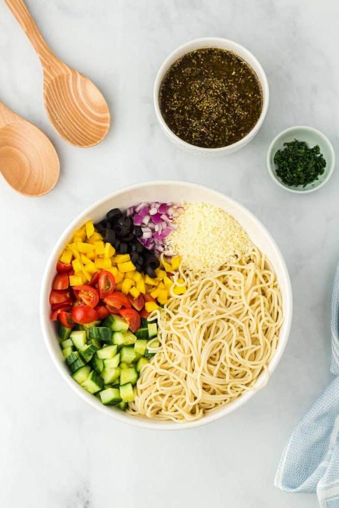ingredienti per preparare l'insalata di spaghetti in una ciotola