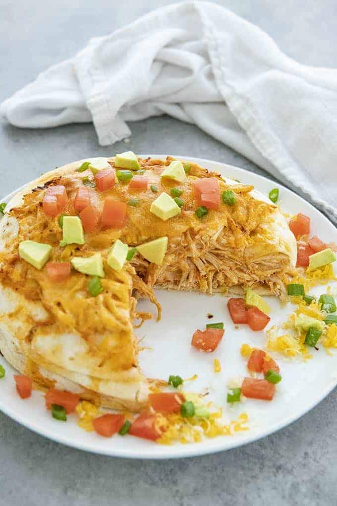 Torta di enchilada di pollo tagliata su un piatto