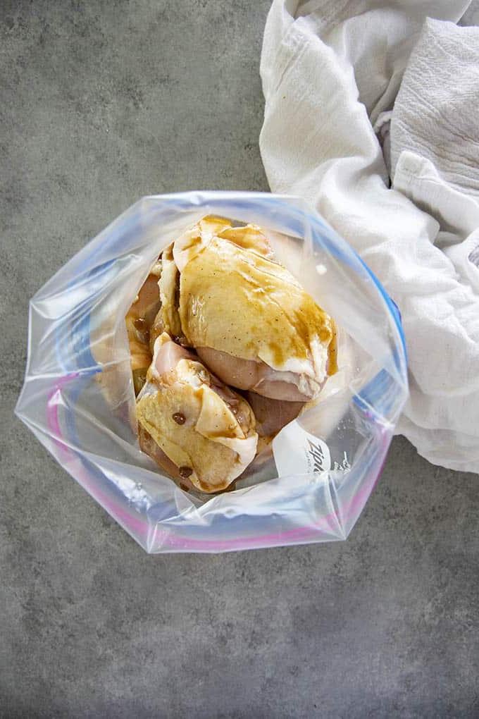 cosce di pollo in una busta con marinatura