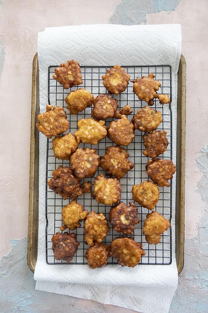 frittelle di mais su una griglia metallica