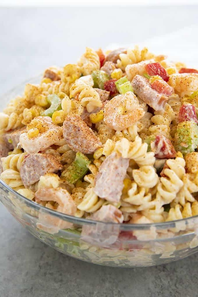 Primo piano dell'insalata di pasta con gamberi in una ciotola di vetro