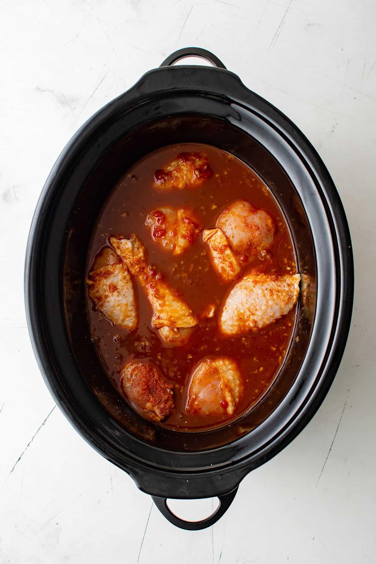 Ingredienti per le cosce di pollo al slow cooker disposti per la preparazione