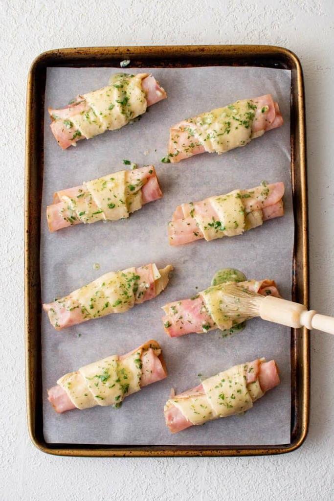 teglia da forno con cornetti salati ripieni di prosciutto e formaggio