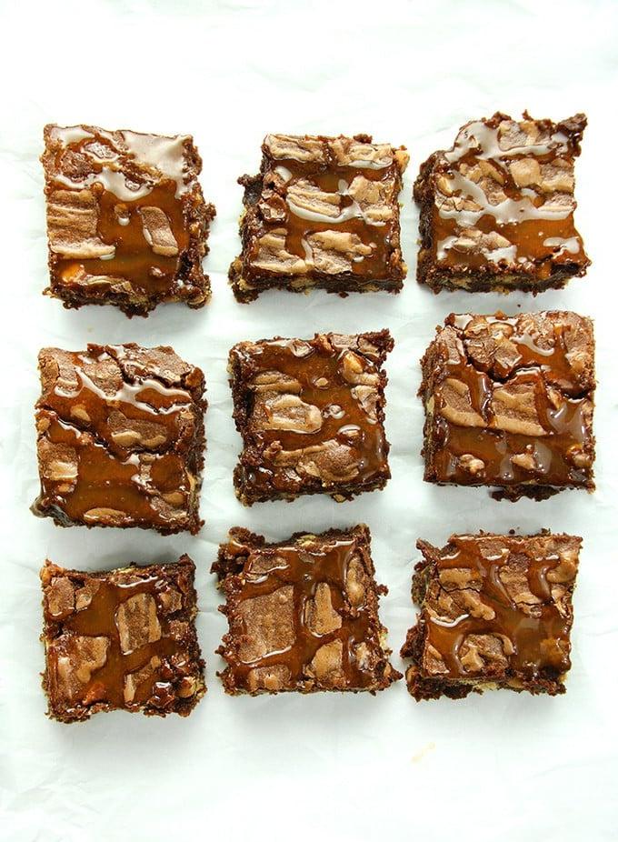 Brownies fudgy al caramello salato con gocce di cioccolato