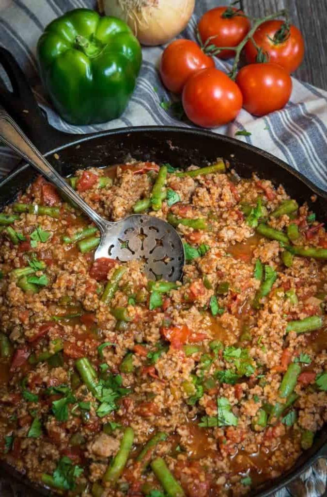 Ricetta di grano bulgur con salsiccia in una sola padella