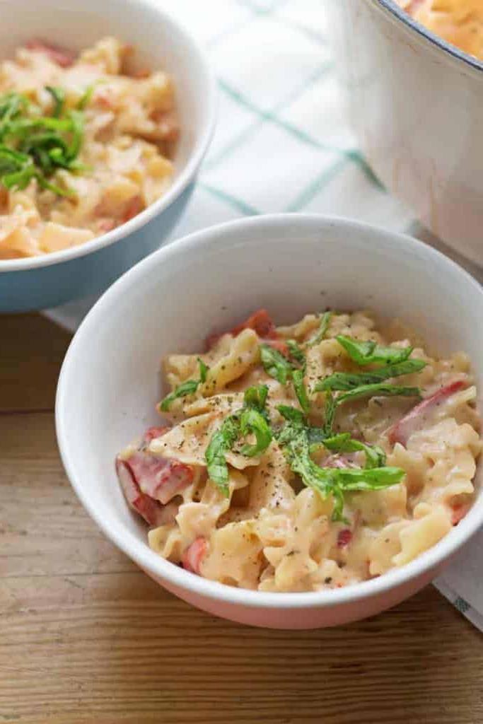 Pasta ai peperoni rossi arrostiti al formaggio in una sola pentola
