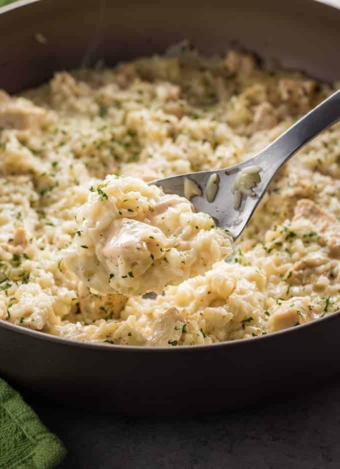 Pollo e riso in una pentola con parmigiano