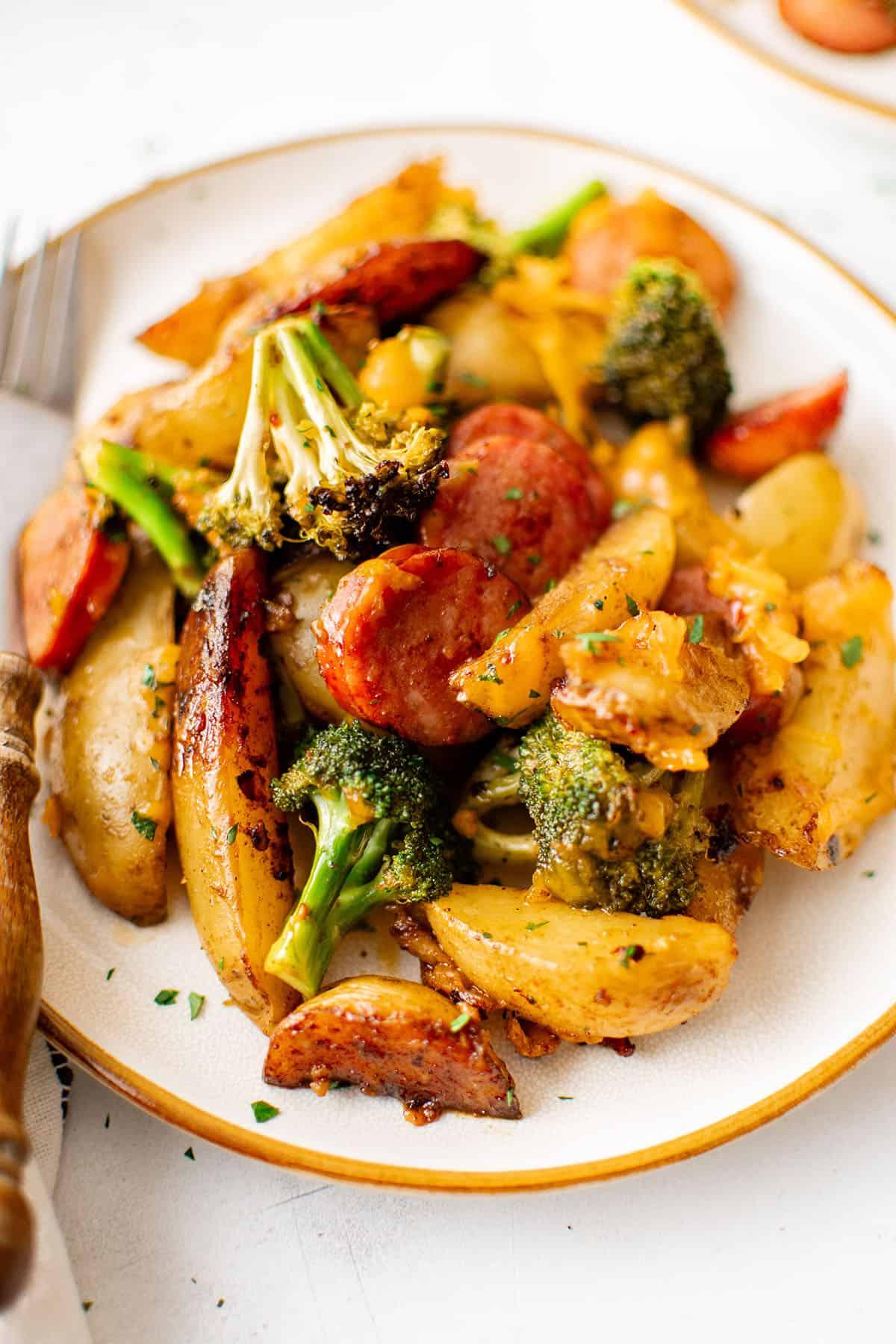 **Salsiccia, Patate e Broccoli in Padella** 4 Padella di salsiccia, patate e broccoli su un piatto
