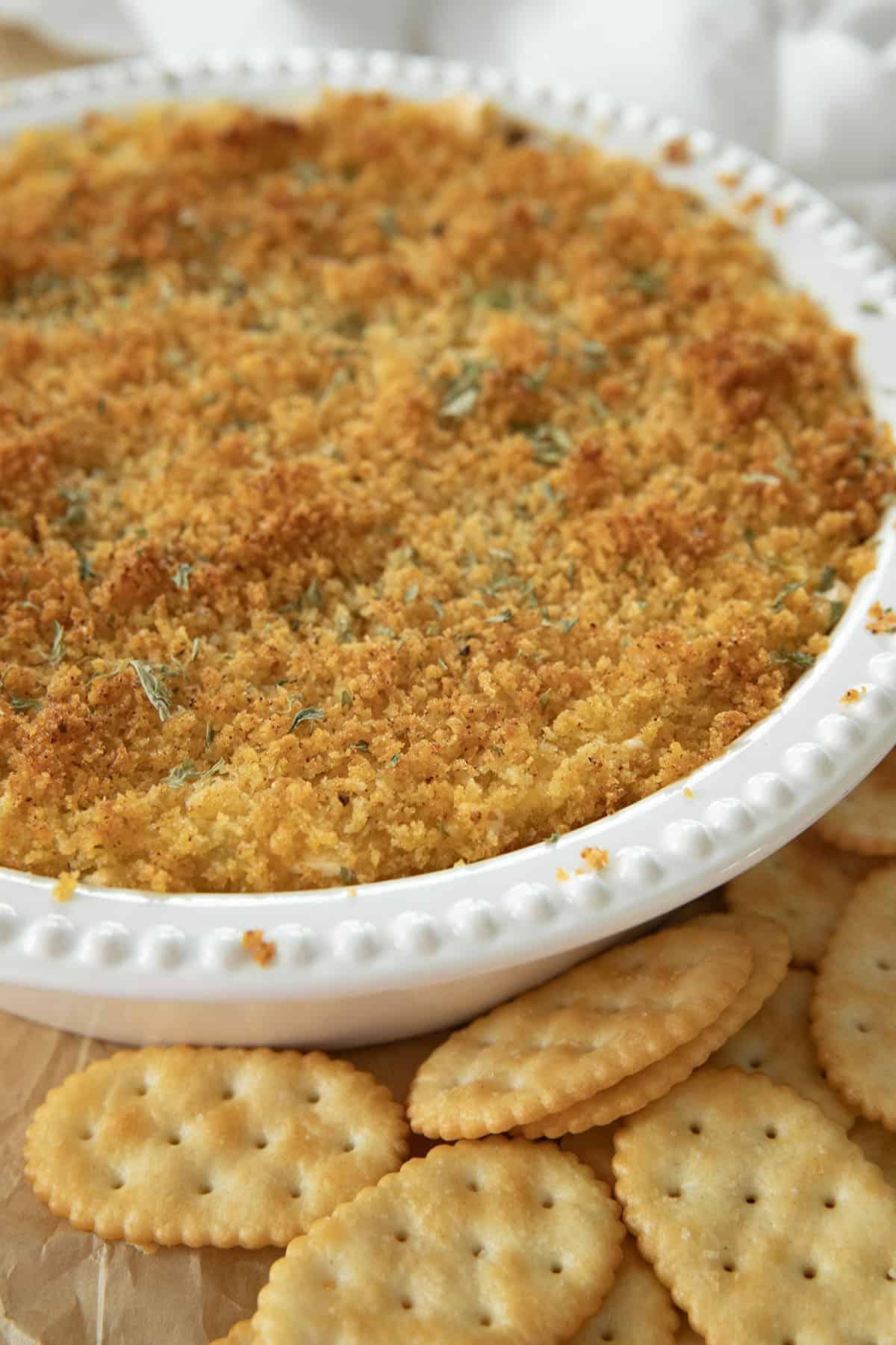 Dip di jalapeño popper in una teglia da forno