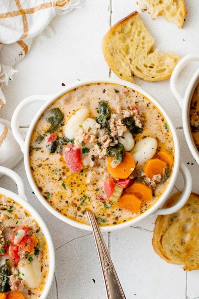 zuppa di gnocchi con salsiccia in una ciotola