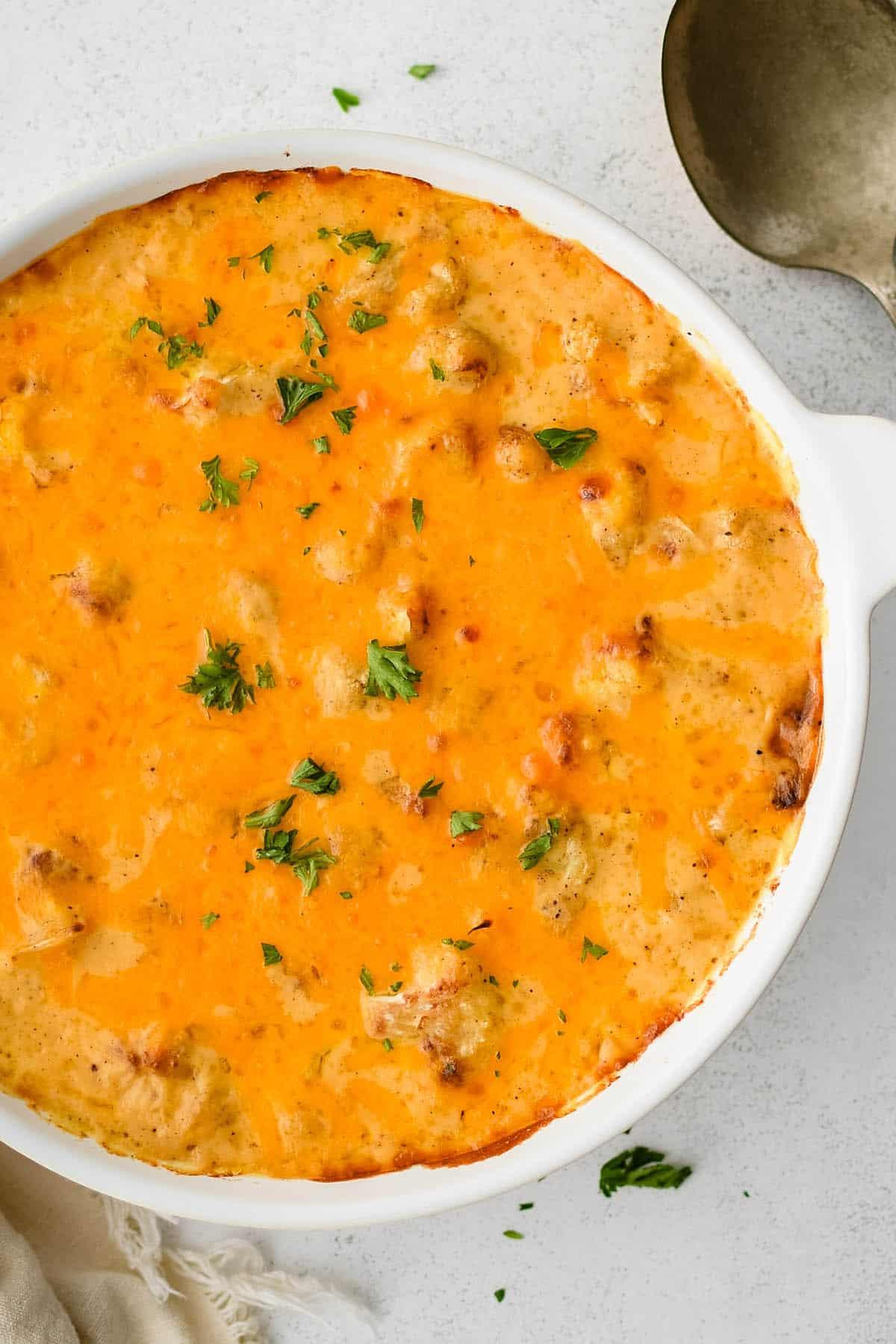 Cavolfiore gratinato al formaggio 4 Gratin di cavolfiore al formaggio in una pirofila