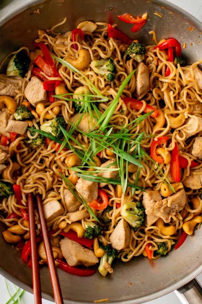 Ramen di Pollo e Anacardi in una padella wok