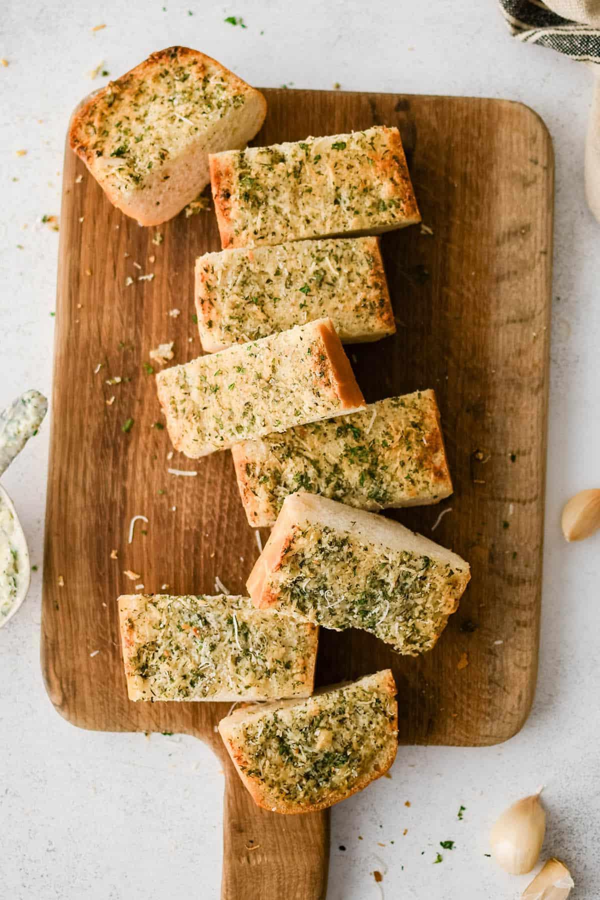 Pane all'aglio appena sfornato e dorato su una teglia di metallo, pronto per essere servito