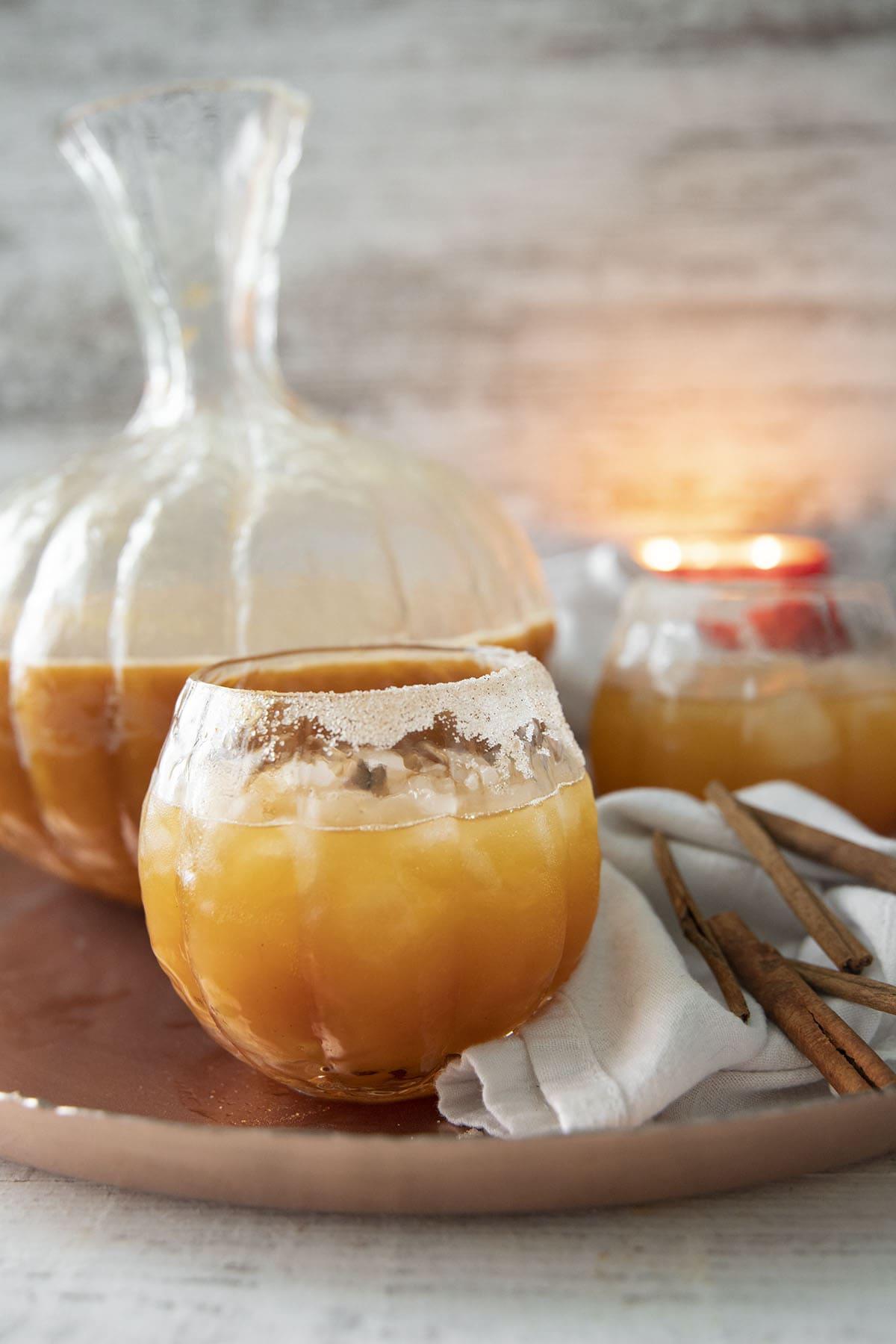Margarita alla zucca in bicchiere e brocca