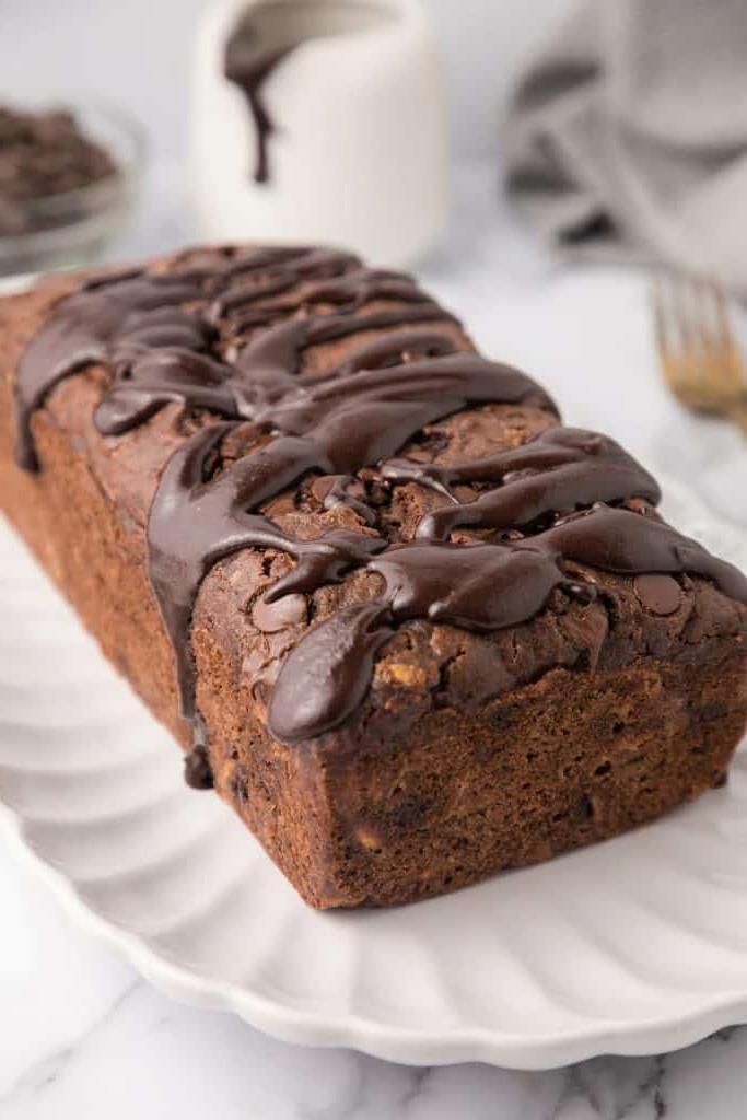 pane di zucchine al cioccolato su un piatto