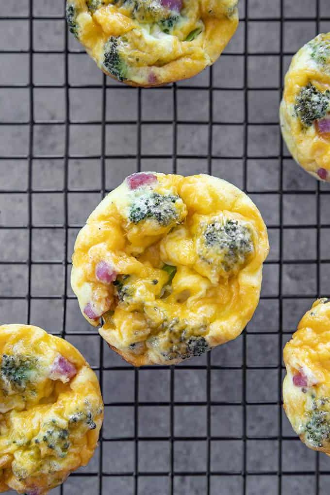 muffin di uova con prosciutto formaggio e broccoli