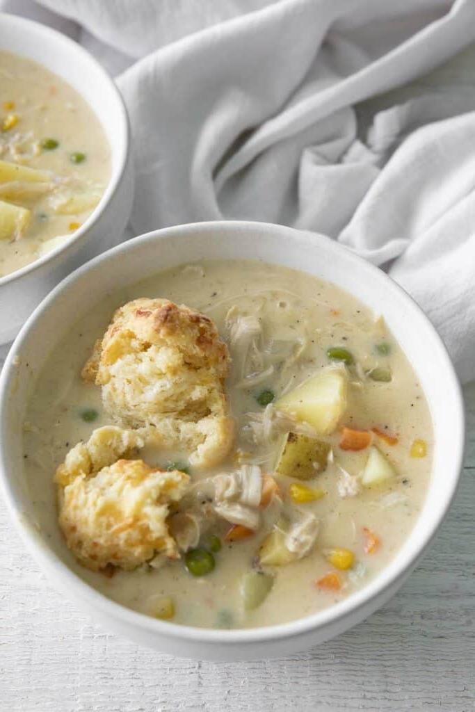 Ciotola di zuppa di pollo alla pot pie con biscotti