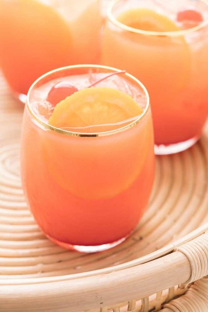 Tre bicchieri di cocktail Tequila Sunrise miscelati