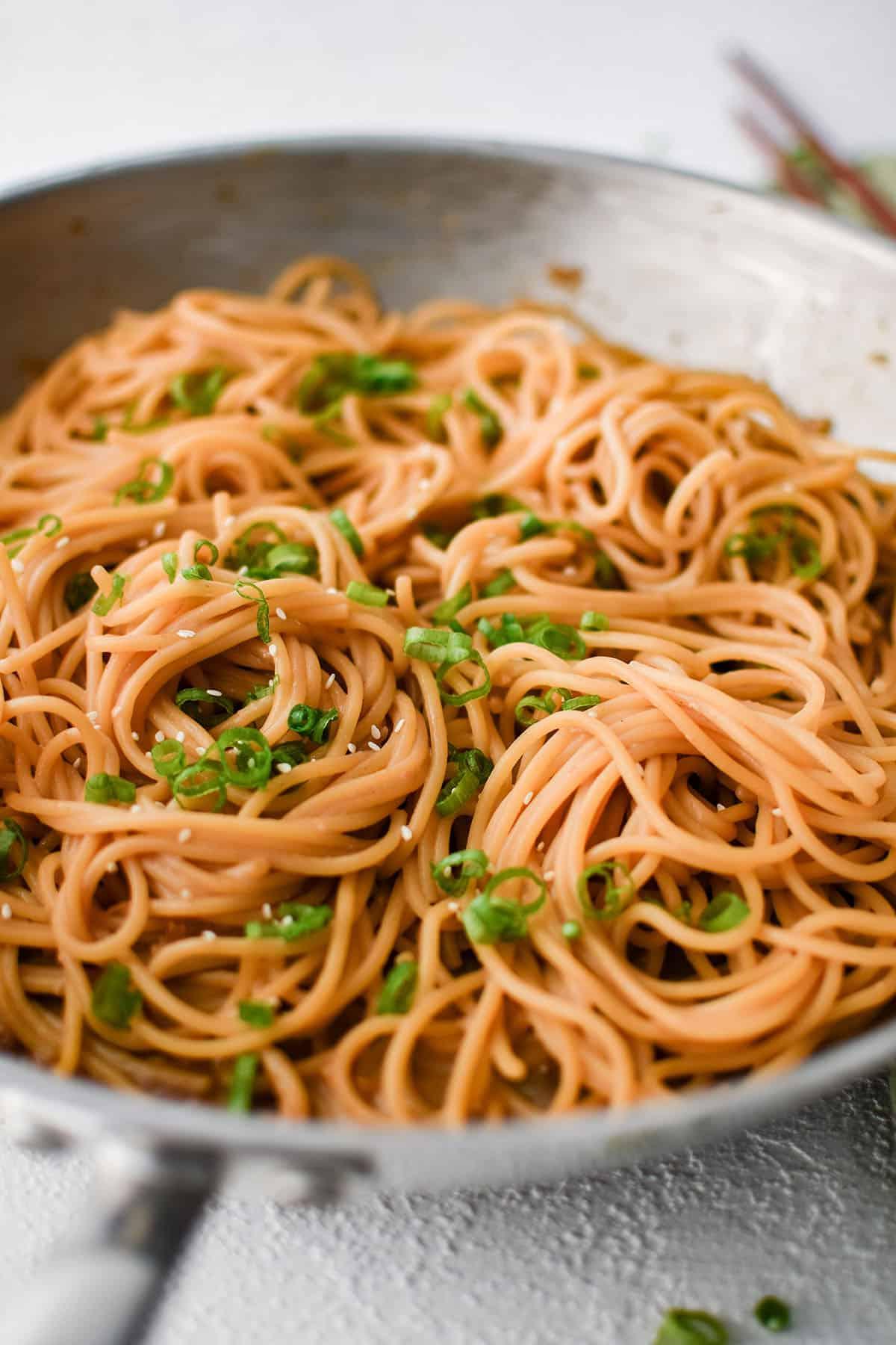 Noodles teriyaki fumanti in una padella, pronti per essere serviti