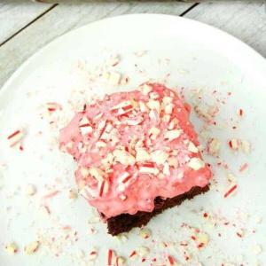 Torta Poke al Cioccolato e Menta guarnita