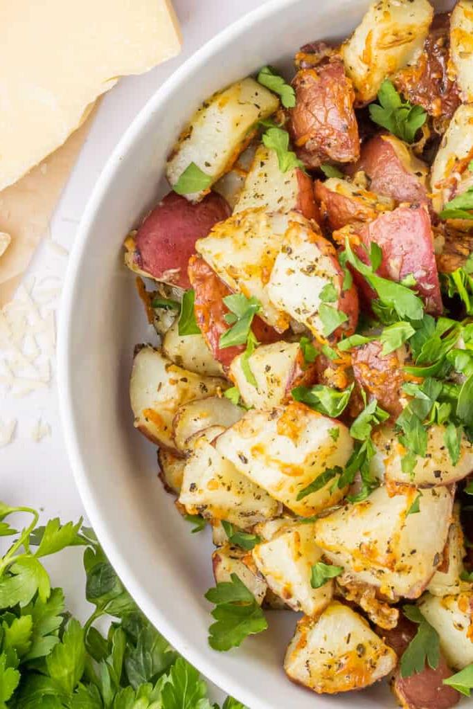 patate arrosto in friggitrice ad aria in una ciotola