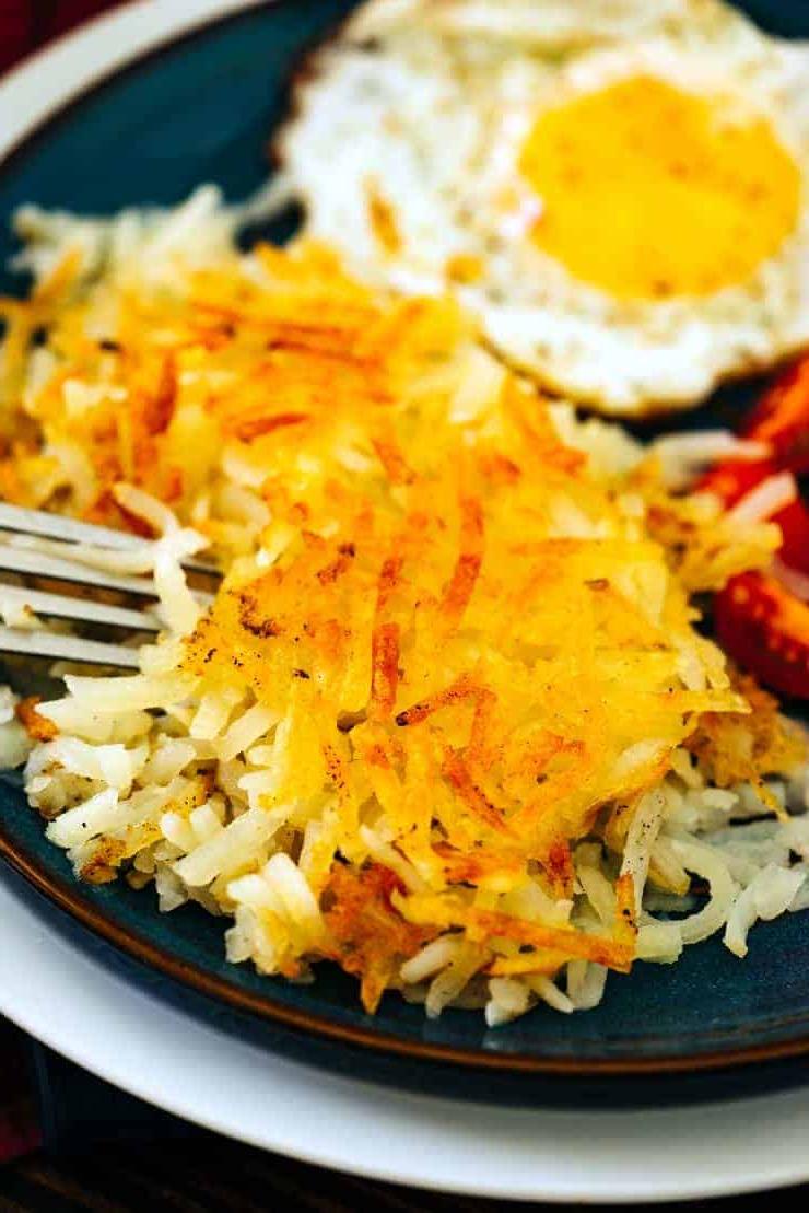 hashbrowns fatti in casa su un piatto blu