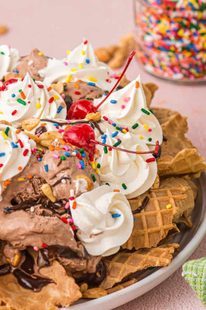 foto di nachos al gelato con condimenti