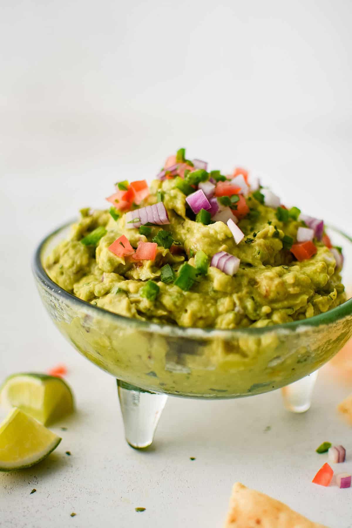 Guacamole in una ciotola di servizio