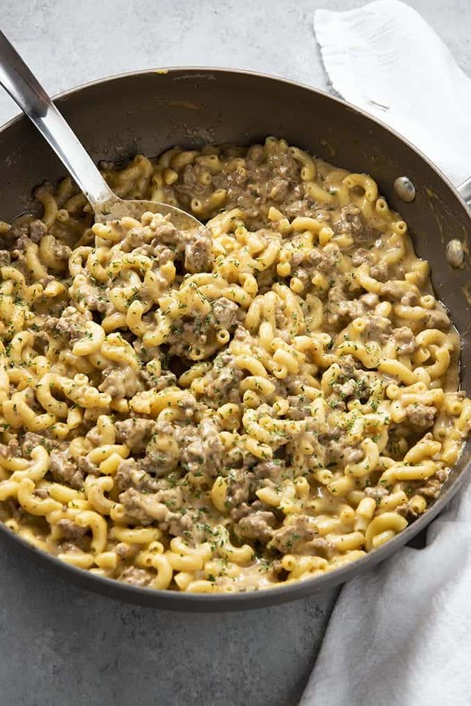 Hamburger Helper casalingo con maccheroni al formaggio, ricetta cremosa