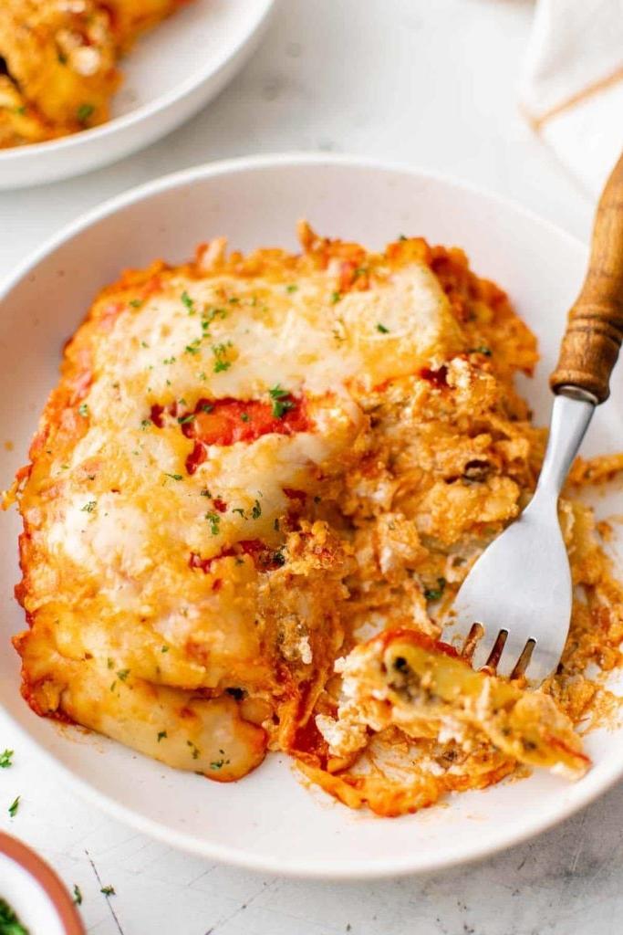 lasagna di ravioli in una ciotola