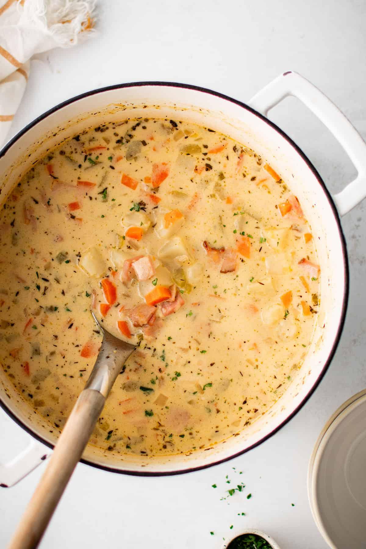 zuppa di patate con prosciutto in una pentola da cucina