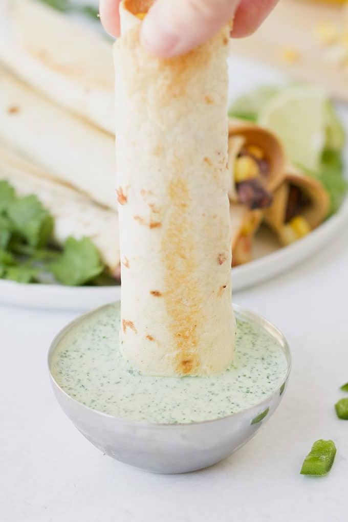 taquito di fagioli neri immerso nella salsa