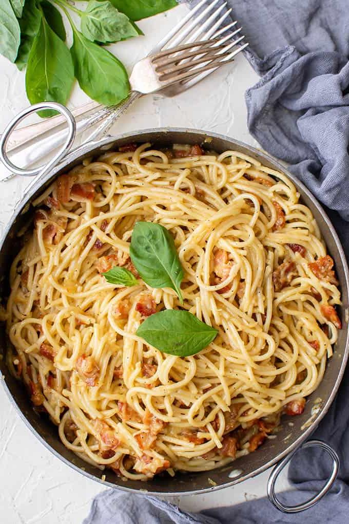 Carbonara cremosa in padella, pronta per servire