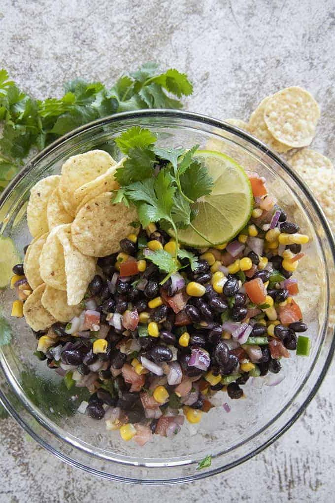 Salsa di fagioli neri finita in una ciotola, pronta per essere gustata