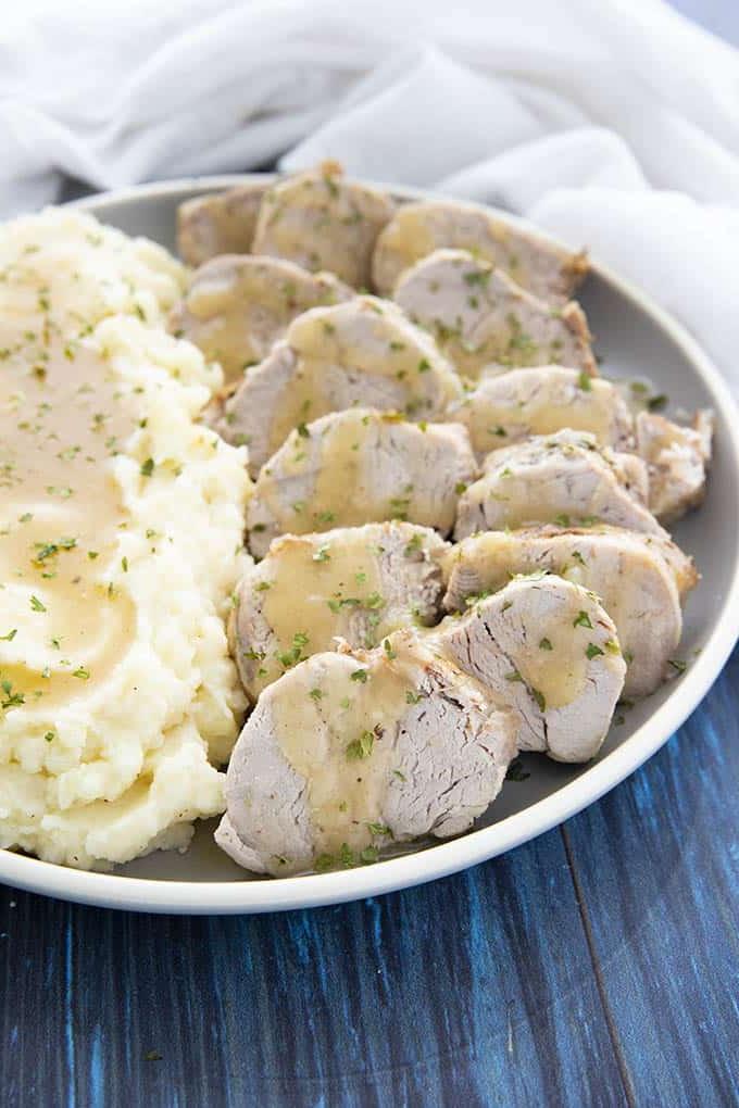 Filetto di maiale Instant Pot e patate su un piatto