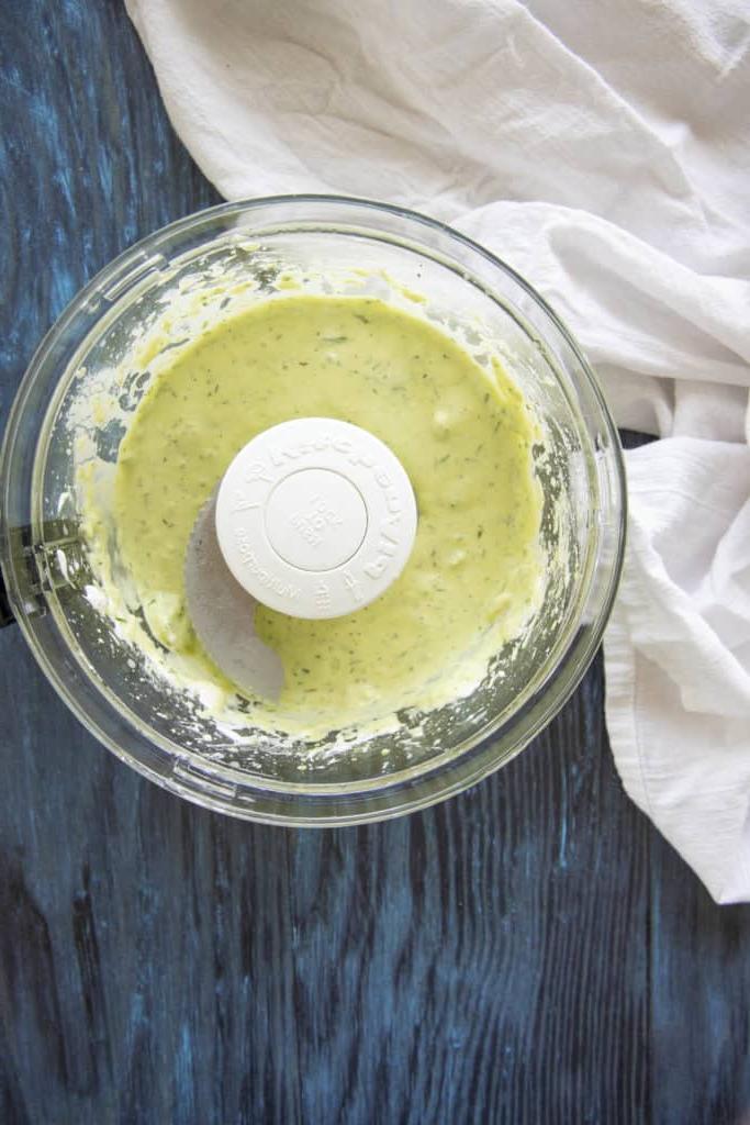 salsa cremosa all'avocado nel robot da cucina