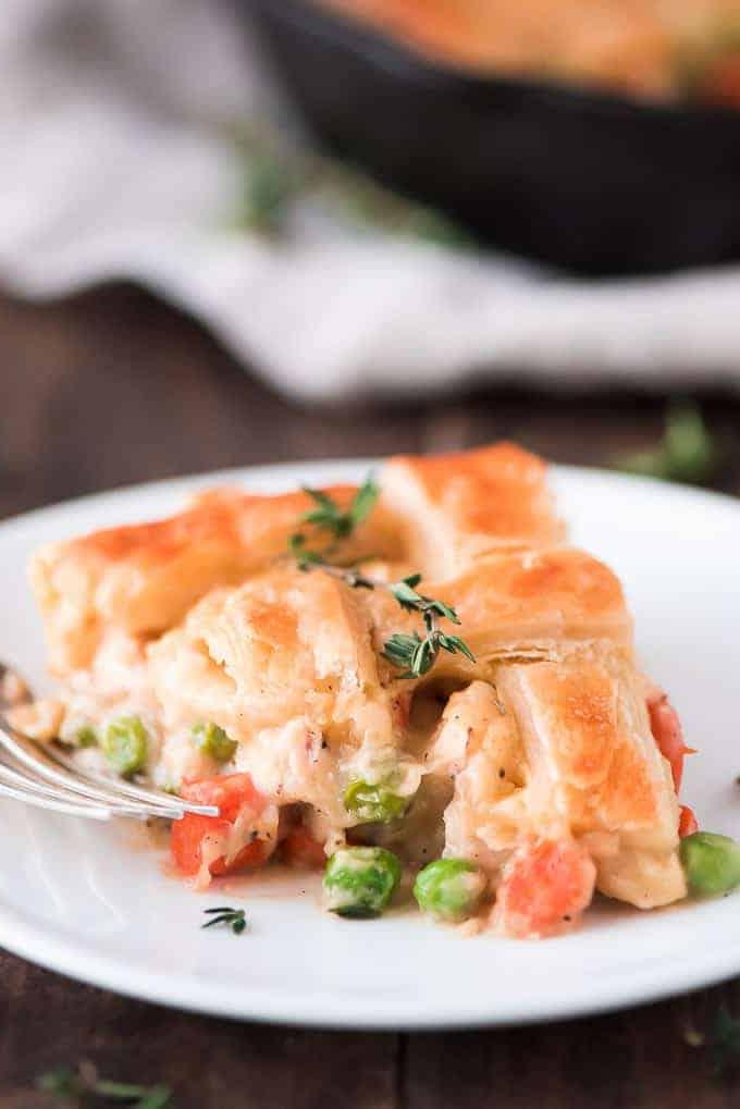 Torta salata di pollo facile, cotta in padella con pasta sfoglia