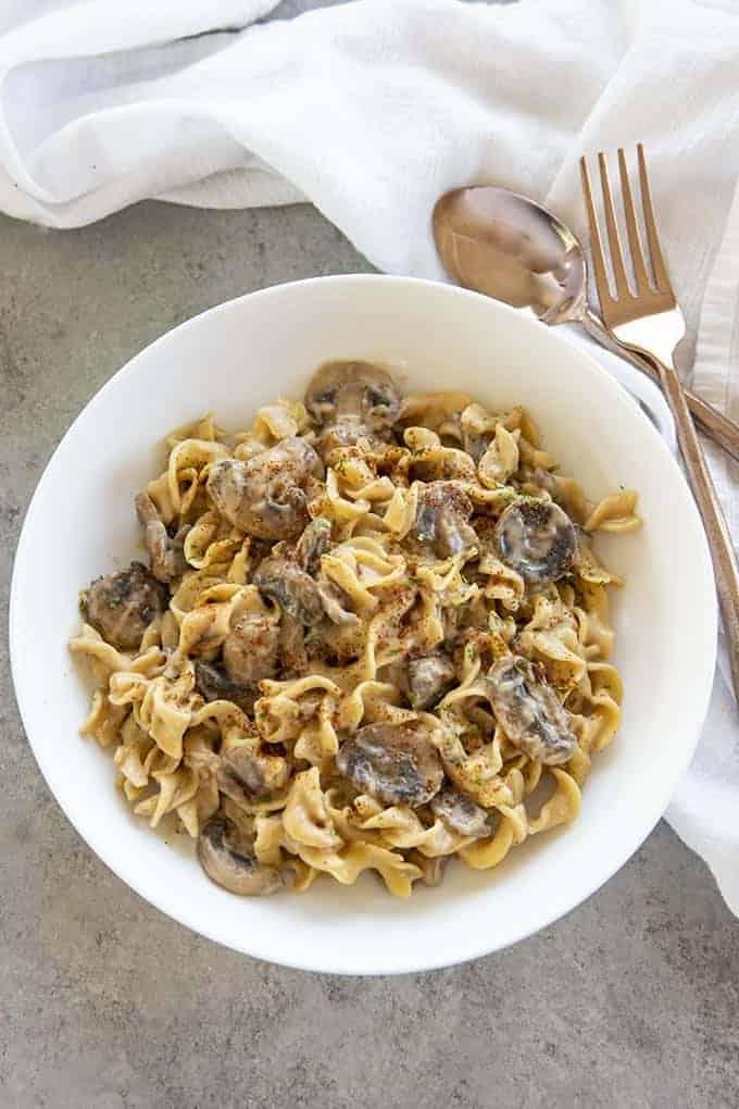 Stroganoff con funghi in una ciotola, pronto per essere fotografato per un blog di ricette