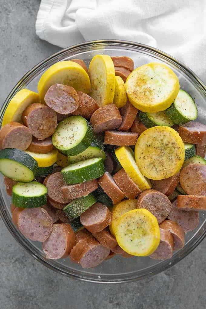Salsiccia affumicata in una ciotola con zucca e zucchine