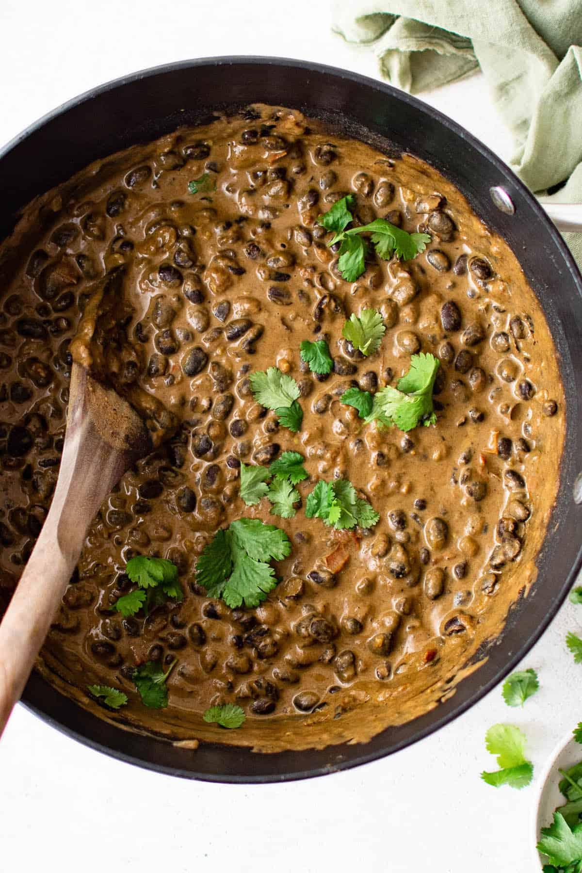 Curry di Fagioli Neri 4 curry di fagioli neri in una pentola