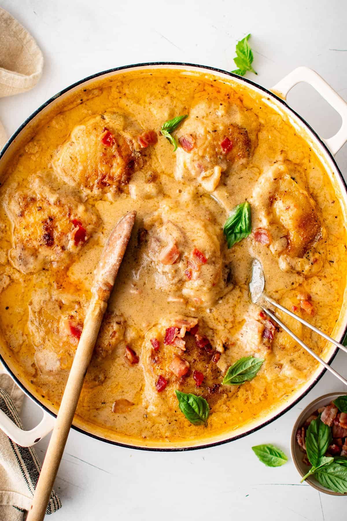 **Pollo in Umido in Padella Unica** 4 Pollo Affogato Cremoso pronto per essere servito in tavola