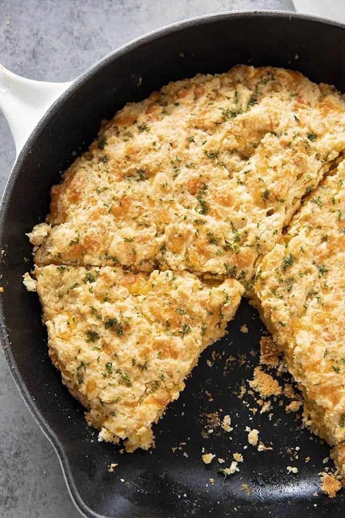 pane al formaggio e aglio appena sfornato