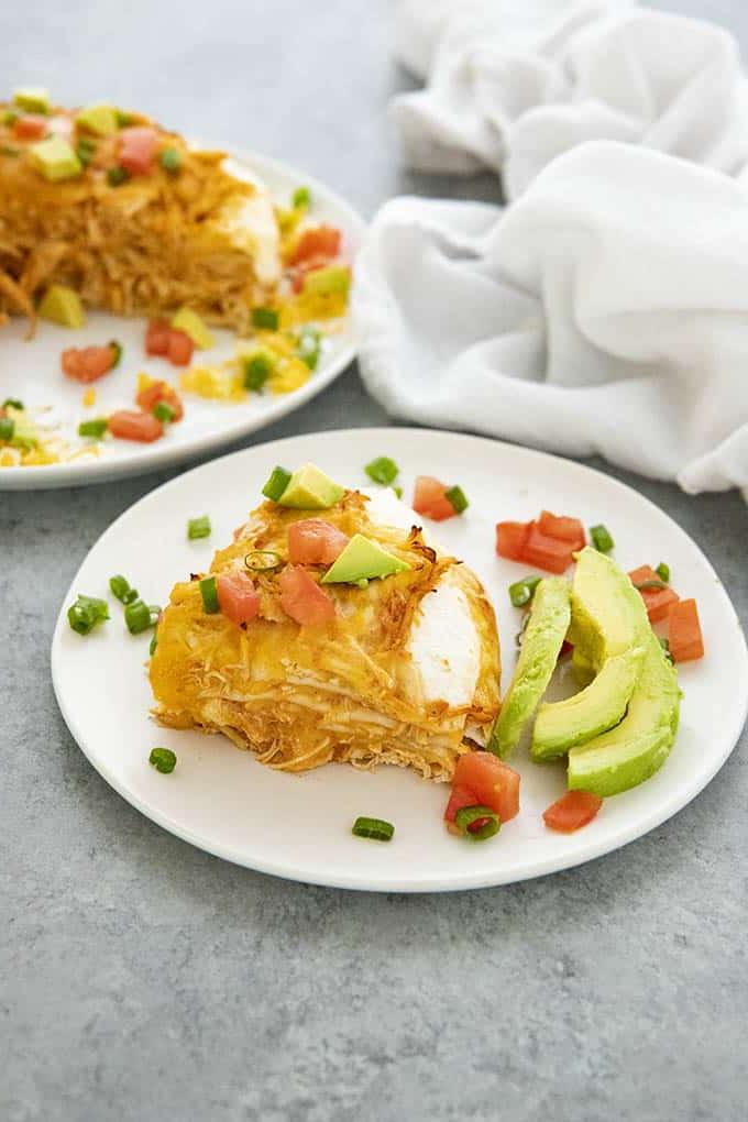 Torta di enchilada di pollo su un piatto