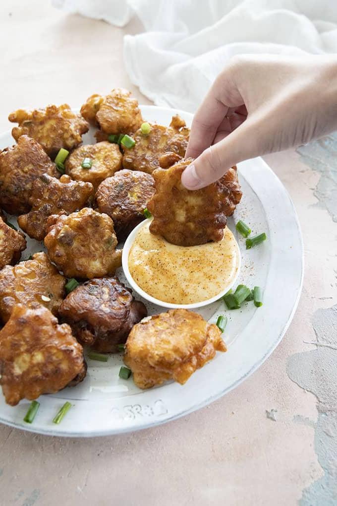 frittelle di mais e salsa d'accompagnamento