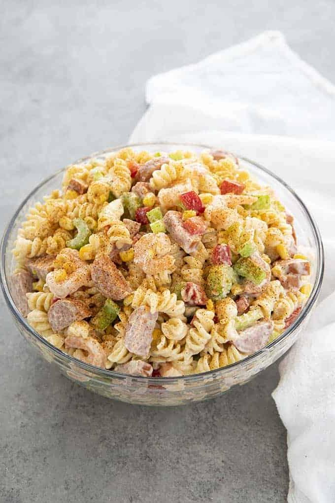 Ciotola di vetro piena di insalata di pasta boil di gamberi